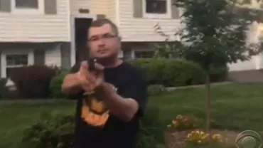 Caz scandalos în SUA! Un oficial al Marinei, surprins în timp ce amenința cu arma un tânăr, în timpul unei dispute (VIDEO)