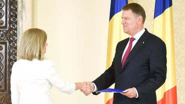 Gafă la depunerea jurământului: Maria Ligor, noul ministru al Departamentului pentru relaţiile cu românii de pretutindeni, a jurat şi a plecat fără să semneze (VIDEO)