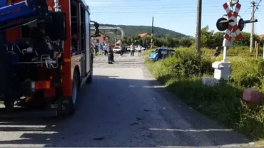 Accident grav pe calea ferată: Maşina unui tânăr a fost lovită de tren, iar doi adulţi şi un copil au ajuns în spital (VIDEO)