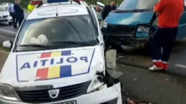 Accident devastator în Bihor între o mașină de poliție și un microbuz: 3 persoane au fost rănite