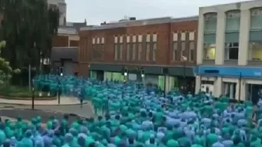 Goi de amorul artei! Peste trei mii de oameni au pozat nud pentru un fotograf celebru (VIDEO)