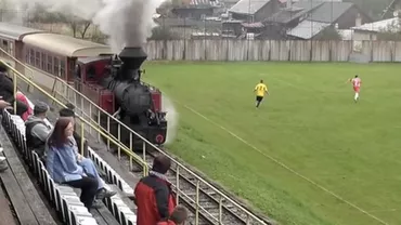 Cel mai ciudat stadion din lume: Trenul trece printre spectatori și jucatori (VIDEO)