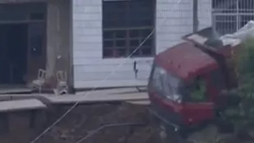 Situație alarmantă în China. O “echipă de sinucidere” conduce camioane uzate și încărcate cu piatră în apă pentru a închide un dig rupt  (VIDEO)