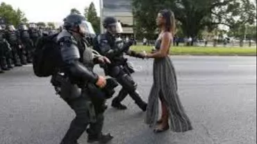 Imaginea zilei: Fotografia-simbol de la protestele din SUA (FOTO, VIDEO)
