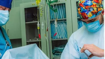 Selfie cu pacientele goale, pe masa de operaţii. Chirurgul estetician își promovează munca pe rețelele de socializare (FOTO)