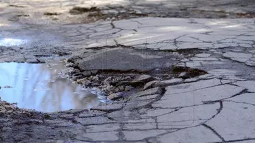 Un șofer care și-a avariat mașina într-un crater a obținut în instanță despăgubiri