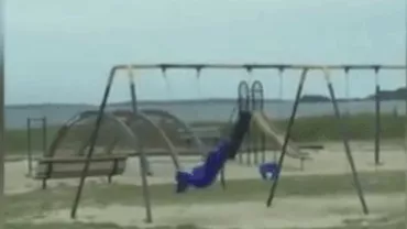 Loc de joacă bântuit: Leagănele dintr-un parc din America se mișcă singure (VIDEO)