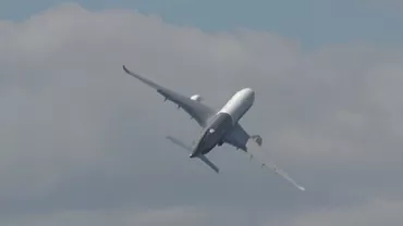 Decolare incredibilă a noului avion Airbus A350: Aeronava se ridică aproape vertical (VIDEO)