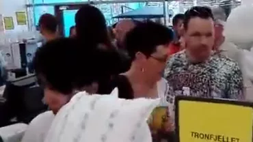 "Încolo sunt pernele!": Sute de ieșeni s-au înghesuit la deschiderea unui magazin (VIDEO)