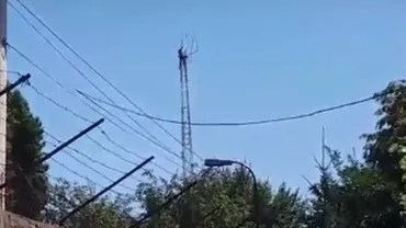 Protest extrem al unui deținut din Botoșani: Bărbatul s-a urcat pe un stâlp din curtea penitenciarului și amenință că se sinucide (VIDEO)