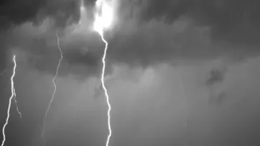 Imagini spectaculoase: Cum arată fulgerele în 7.000 de cadre pe secundă (VIDEO)