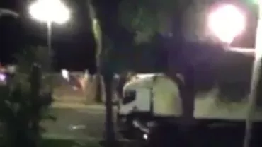 MOMENTUL ÎN CARE CAMIONUL INTRĂ ÎN MULŢIME LA NISA (VIDEO ŞOCANT)