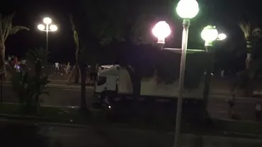 IMAGINI TERIFIANTE: Un motociclist încearcă să blocheze camionul ce intră în mulţime la Nisa. Cel puţin zece copii au fost ucişi în atentatat (VIDEO)