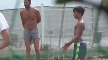 Gianluigi Buffon, la o miuță pe plajă. Imagini superbe din vacanța italianului (VIDEO)