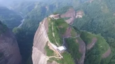 Chinezii au mai inaugurat un pod de sticlă deasupra unei prăpastii. Imaginile sunt uluitoare (VIDEO)