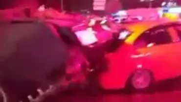 IMAGINI ŞOCANTE în Turcia: Un TANC striveşte o maşină (VIDEO)