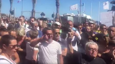 Francois Hollande și Manuel Valls, huiduiți când au ajuns la locul tragediei de la Nisa: Oamenii adunați pentru a comemora victimele masacrului au cerut demisia președintelui francez (VIDEO)