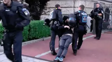 Isteria Pokemon Go. Zeci de persoane au fost arestate în timpul unei confruntări între fanii Pokemon și membrii a două grupări anti-islamiste (VIDEO)