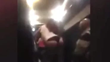 Striptease în autobuz: Trei tinere au început să danseze în mijlocul de transport. Motivul pentru care au făcut asta este incredibil (VIDEO)