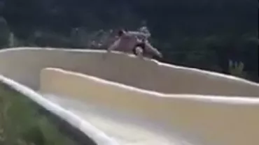 “Prea bătrân ca să ma strecor”. Un bărbat a avut parte de spaima vieții sale. A căzut dintr-un tobogan acvatic (VIDEO)