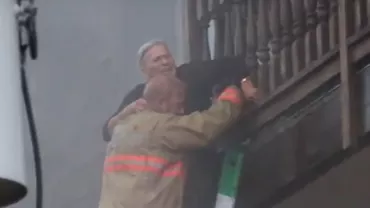 Scene eroice în Vancouver: O femeie și câinele ei au fost salvați de pompieri din mijlocul unui incendiu mistuitor (VIDEO)