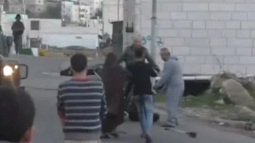 Imagini șocante în Palestina! Polițiștii de frontieră îl trântesc fără milă pe un bărbat aflat în scaun cu rotile pentru a elibera strada (VIDEO)