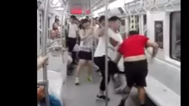 Gest "ANTI-AMERICAN" în CHINA: Doi bărbați și-au împărțit pumni și picioare la metrou, din cauza unei perechi de adidași Nike (VIDEO)