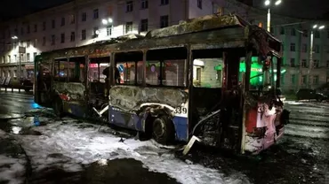 Imagini spectaculoase într-un oraș din Rusia! Un troleibuz a ars ca o torță după ce a fost lovit de un fulger (VIDEO)