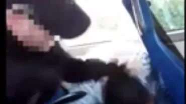 "Te urăsc, porcule!" Imagini ȘOCANTE cu un refugiat sirian, bătut cu sălbăticie de un șofer de autobuz (VIDEO)