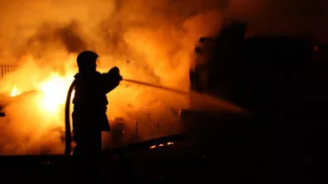 Incendiu puternic la un depozit de deşeuri mase plastice din Arad. „Intervenţia este foarte dificilă din cauza lipsei surselor de apă”