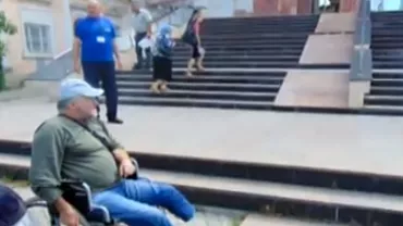 Un bărbat în scaun cu rotile din Botoșani a fost umilit de autorități chiar când venise la Fisc pentru a-și plăti dările (VIDEO)