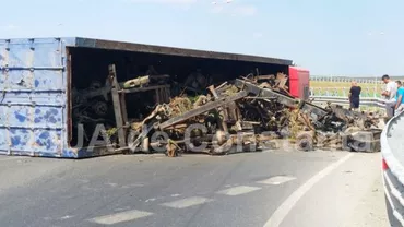 Agigea: Un TIR care transporta marfă s-a răsturnat la sensul giratoriu (VIDEO)