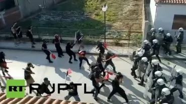 Confruntări violente într-un oraș grec. Un grup pro-refugiați a încercat să înlăture gardul de la frontiera cu Turcia (VIDEO)