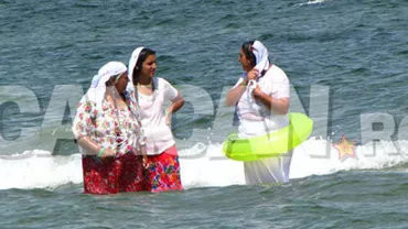 Scena care a atras atenția tuturor turiștilor de la mare: Cum au intrat în apă trei femei la Mamaia (VIDEO)