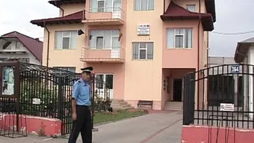 Situație halucinantă într-o localitate din Argeș: Fostul edil, cercetat penal, conduce încă primăria fiindcă cel ales, şi el cercetat, are interdicţie să intre în instituţie