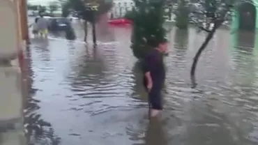 Centrul oraşului Sighişoara, inundat în urma unei ploi torenţiale! Mai multe străzi, acoperite complet de ape (VIDEO)