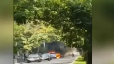 Trafic restricționat în centrul Capitalei: O mașină a luat foc pe Bulevardul Titulescu (VIDEO)