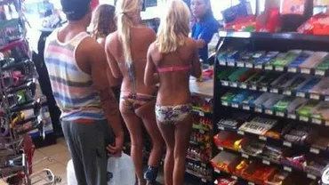 Detaliu inedit depistat într-o poză cu trei tinere care fac cumpărături în costum de plajă (FOTO)
