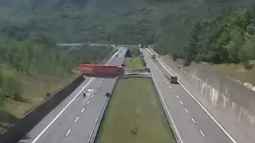 Şoferul unui TIR înmatriculat în România, manevră periculoasă pe o autostradă din Italia. Imaginile fac înconjurul lumii (VIDEO)