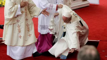 Momente de panică în Polonia! Papa Francisc cade în timpul Liturghiei (VIDEO)