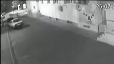 Vasluienii și Dacia: Șase tineri "înarmați" cu trei biciclete, două baloane cu heliu și o şurubelniță au încercat să fure o mașină (VIDEO)