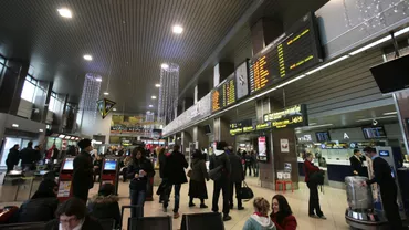 O scriitoare irlandeză așteaptă de trei luni un laptop ajuns în România, după ce l-a uitat într-un avion. „Compania nu asumă nicio responsabilitate pentru bagajele de mână”
