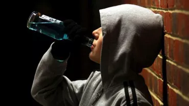 Situație șocantă la Vaslui! Un copil de 12 ani, aflat sub influența drogurilor și a băuturilor alcoolice, a fugit cu branula în mână din spital