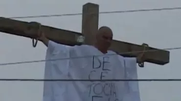Gest extrem în Eforie Nord: Un bărbat s-a răstignit deasupra restaurantului său pentru că autoritățile vor să îi dărâme terasa (VIDEO)