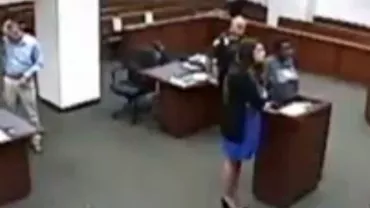 Statele Unite: O judecătoare din Kentucky s-a enervat după ce un penitenciar i-a adus în instanță o femeie care nu purta pantaloni (VIDEO)