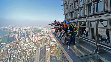 Plimbare la 340 de metri înălțime! Unul dintre cei mai înalți zgârie nori are o pasarelă de sticlă pentru vizitatori (FOTO)