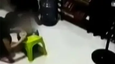 Imagini de coșmar în China! O mașină intră într-o casă și trece peste un copil (VIDEO)