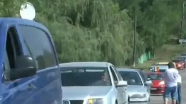 Protest în Dorohoi cu mașinile printre... gropi! Localnicii au condus în coloana pentru a atrage atenţia asupra stării jalnice a șoselei (VIDEO)