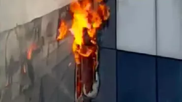 Incendiu violent la Piața Crângași! Întregul etaj superior al unui centru comercial, în flăcări (VIDEO)