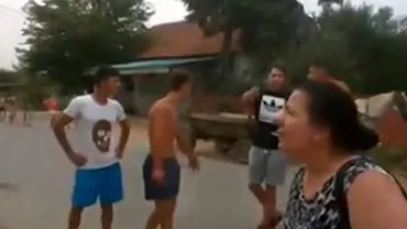 Scandal ca la ușa cortului într-o comună din Olt! Bătaie cu bâtele în stradă între un sătean și fiii primarului (VIDEO)